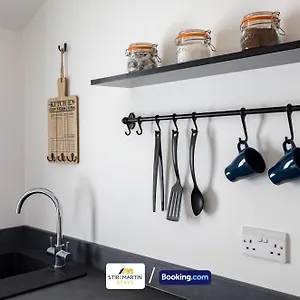 Apartment New Private By Stirkmartin Short Lets & Serviced With Free Parking & 7mins From Centre, Cardiff